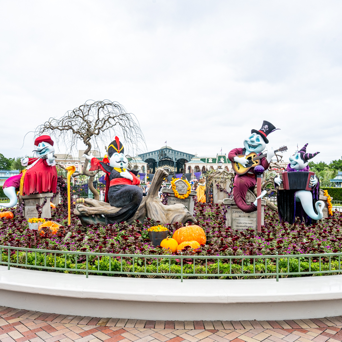 ディズニーヴィランズに扮したゴーストたち