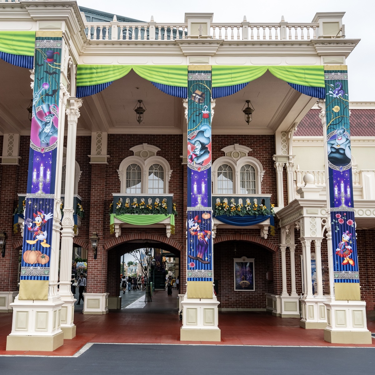 東京ディズニーランド”ディズニー・ハロウィーン2025”デコレーション　ワールドバザールバナー