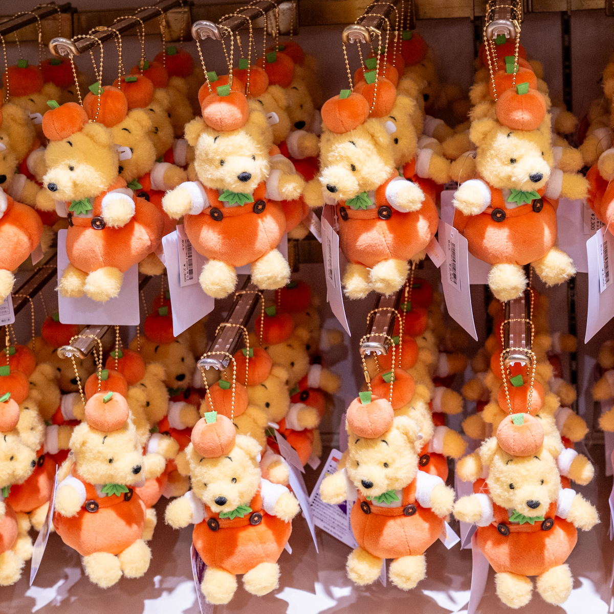 東京ディズニーリゾート「ディズニー・ハロウィーン2025」くまのプーさんぬいぐるみ・ぬいぐるみバッジ