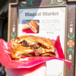 東京ディズニーランド「ビーフシチューデニッシュ（マカロニチーズ入り）」