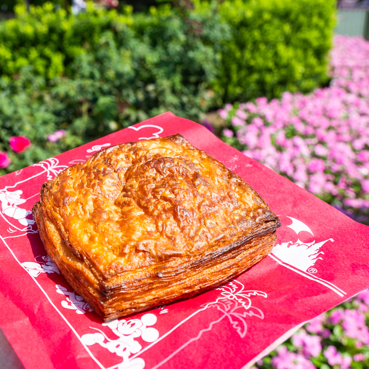 東京ディズニーランド「ビーフシチューデニッシュ（マカロニチーズ入り）」1