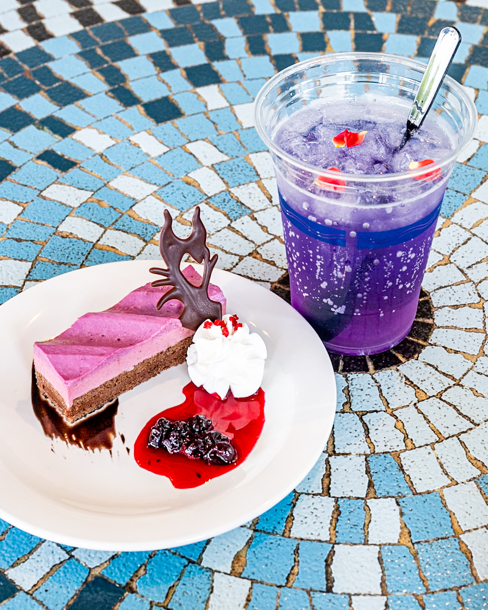 カシスとチョコのケーキ　スパークリングドリンク