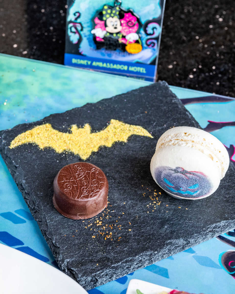 ジャック・オー・ランタンデザインのマカロン（ラズベリーのジャム入り）、チョコレート