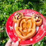 東京ディズニーランド「グレートアメリカン・ワッフルカンパニー」“ディズニー・ハロウィーン2025”ミッキーワッフル、パンプキンホイップとメイプルソース1