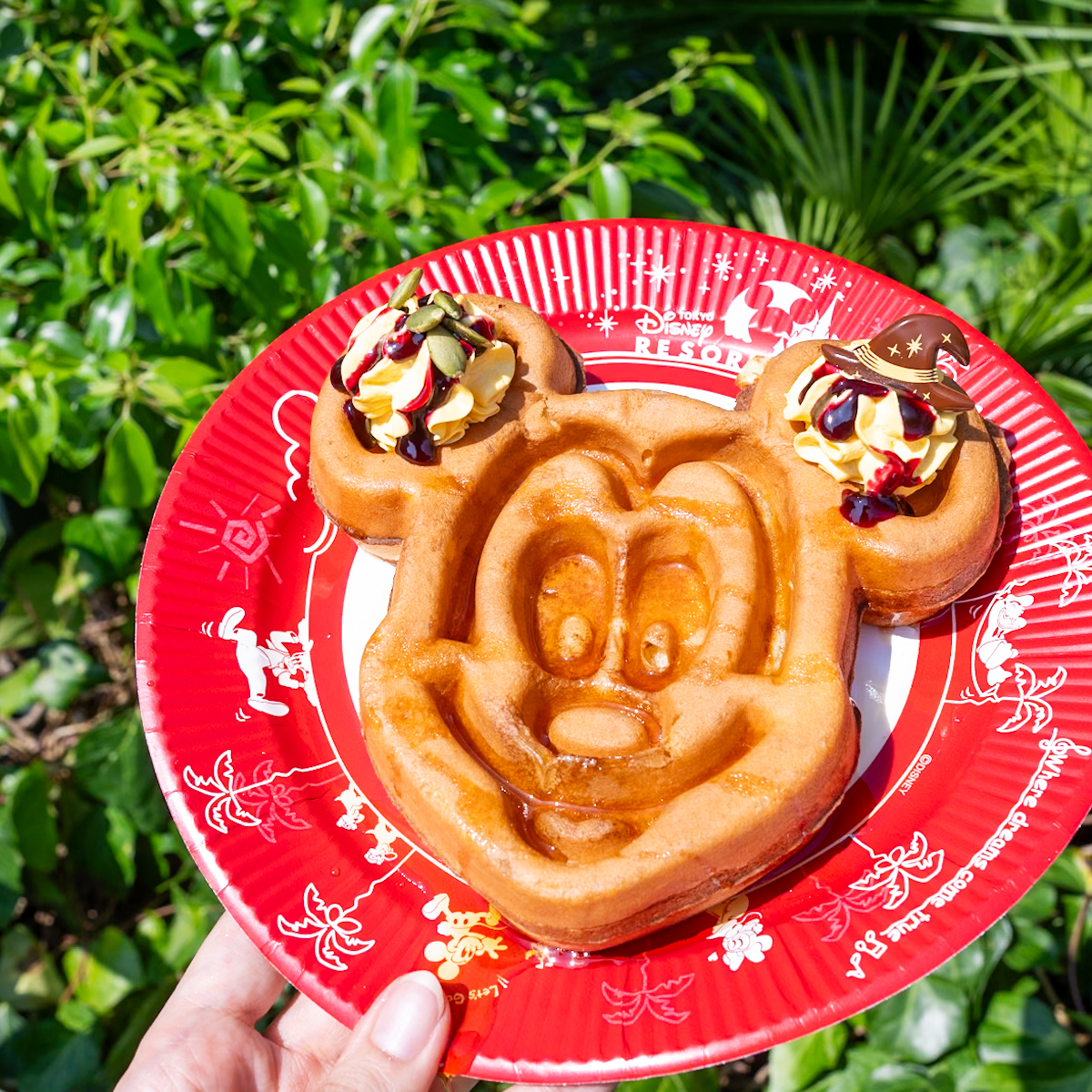 東京ディズニーランド「グレートアメリカン・ワッフルカンパニー」“ディズニー・ハロウィーン2025”ミッキーワッフル、パンプキンホイップとメイプルソース1