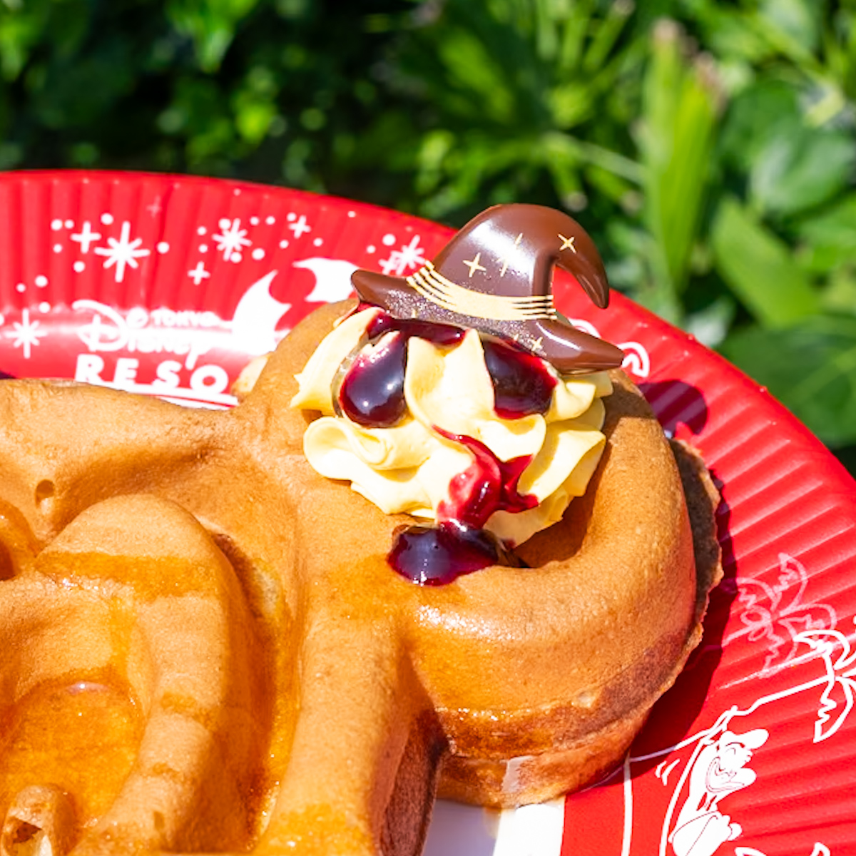 東京ディズニーランド「グレートアメリカン・ワッフルカンパニー」“ディズニー・ハロウィーン2025”ミッキーワッフル、パンプキンホイップとメイプルソース　お耳チョコ