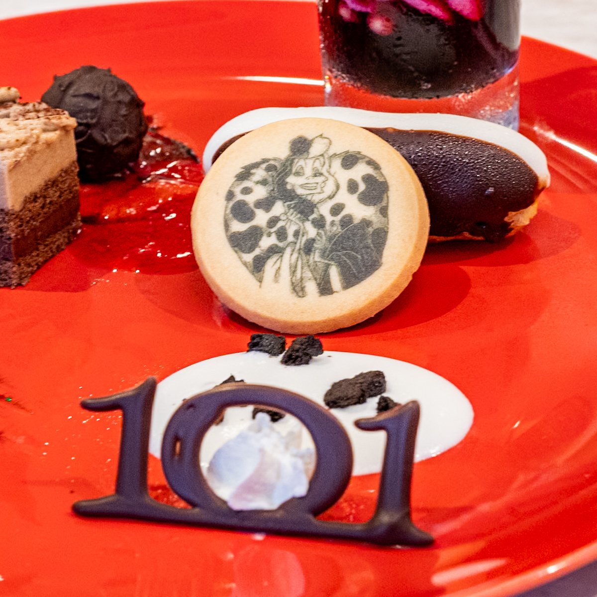 クルエラ・ド・ヴィルデザインのエクレア、クッキー、チョコ、黒縁模様