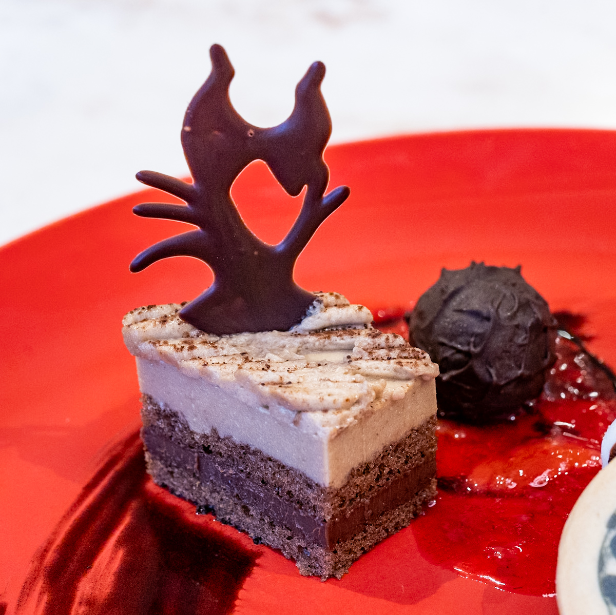 マレフィセントをイメージしたチョコとマロンのケーキ