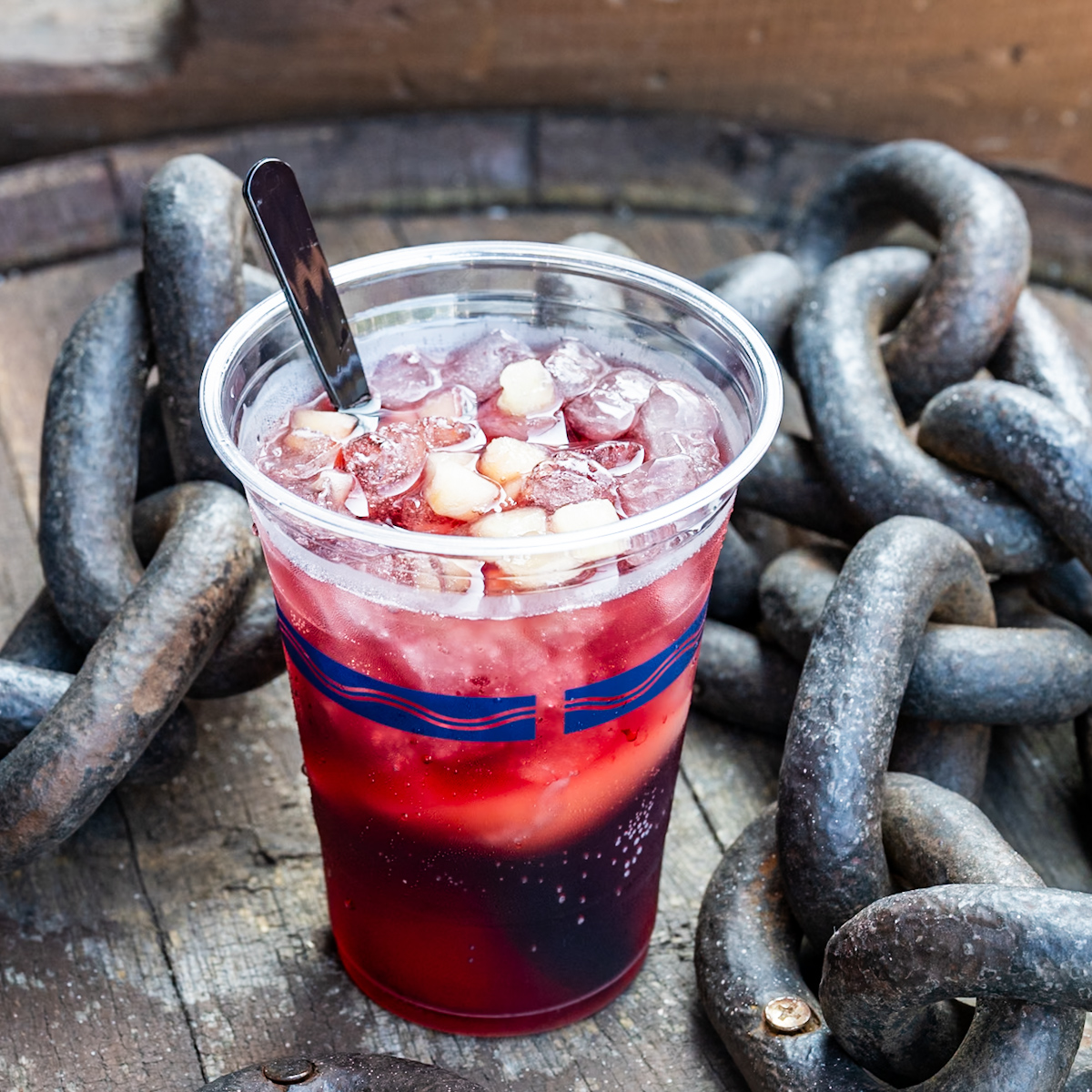 スパークリングカクテル(赤ワイン、アマレット、ピーチ、アップル)