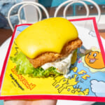 東京ディズニーランド「ヒューイ・デューイ・ルーイのグッドタイム・カフェ」フライドフィッシュパオ（チーズ＆タルタルソース）