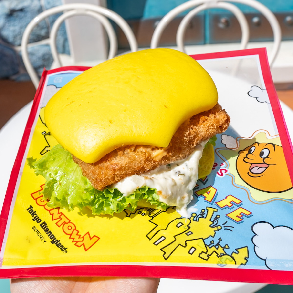 東京ディズニーランド「ヒューイ・デューイ・ルーイのグッドタイム・カフェ」フライドフィッシュパオ（チーズ＆タルタルソース）