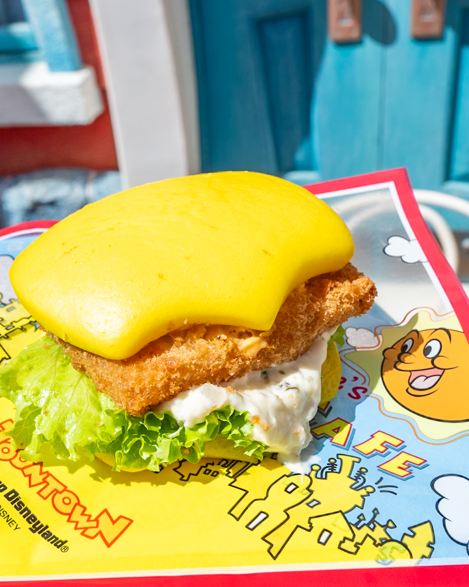 東京ディズニーランド「ヒューイ・デューイ・ルーイのグッドタイム・カフェ」フライドフィッシュパオ（チーズ＆タルタルソース）2