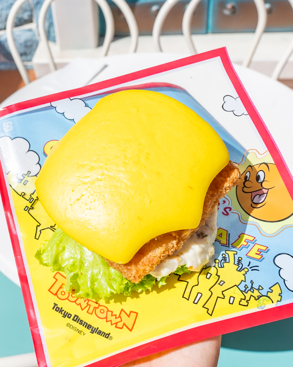 東京ディズニーランド「ヒューイ・デューイ・ルーイのグッドタイム・カフェ」フライドフィッシュパオ（チーズ＆タルタルソース）1