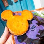 東京ディズニーランド「スウィートハート・カフェ」”ディズニー・ハロウィーン2025”パンプキンマフィン（アーモンド入り）2