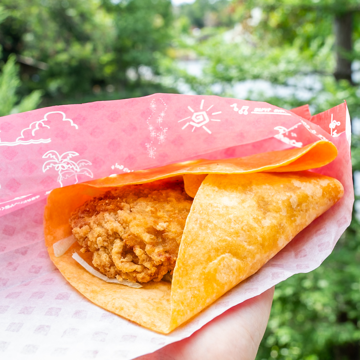 キャンプ・ウッド・チャックキッチン　トルティーヤサンド（フライドチキン、タルタルソース）