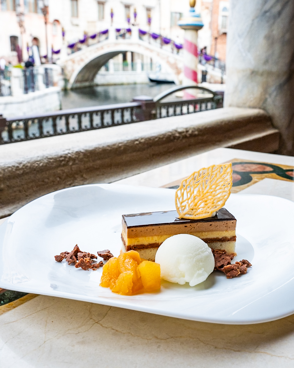洋梨とヘーゼルナッツチョコレートのケーキ