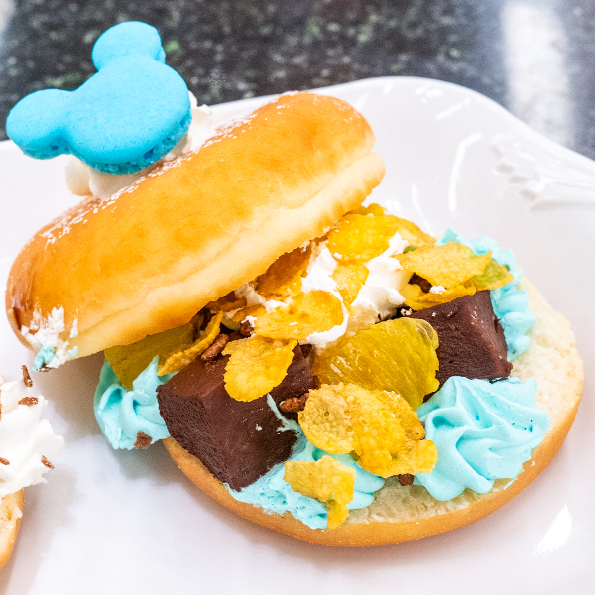 チョコわらび餅とミントホイップクリーム（ブルー）