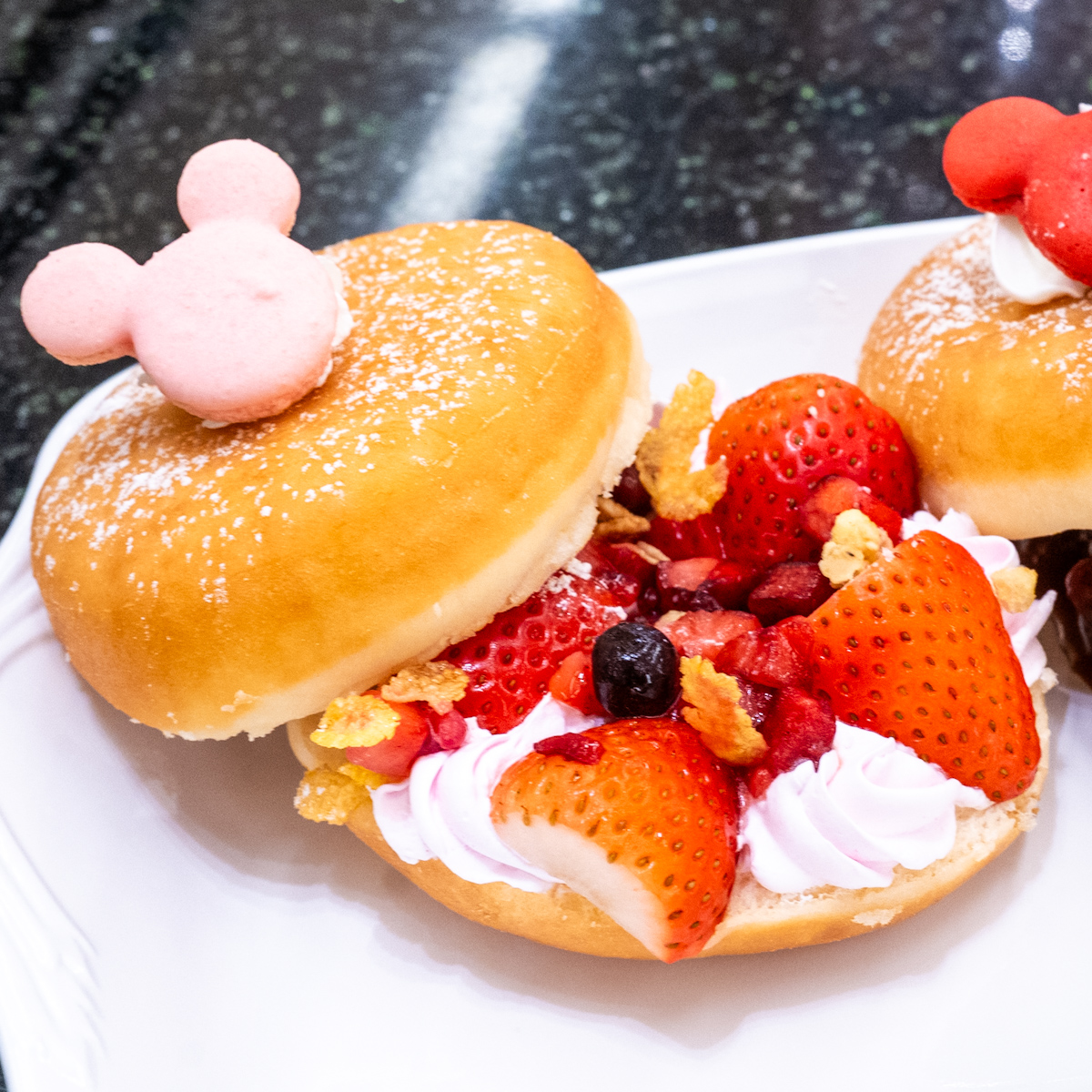 ミックスベリーとストロベリーホイップクリーム
