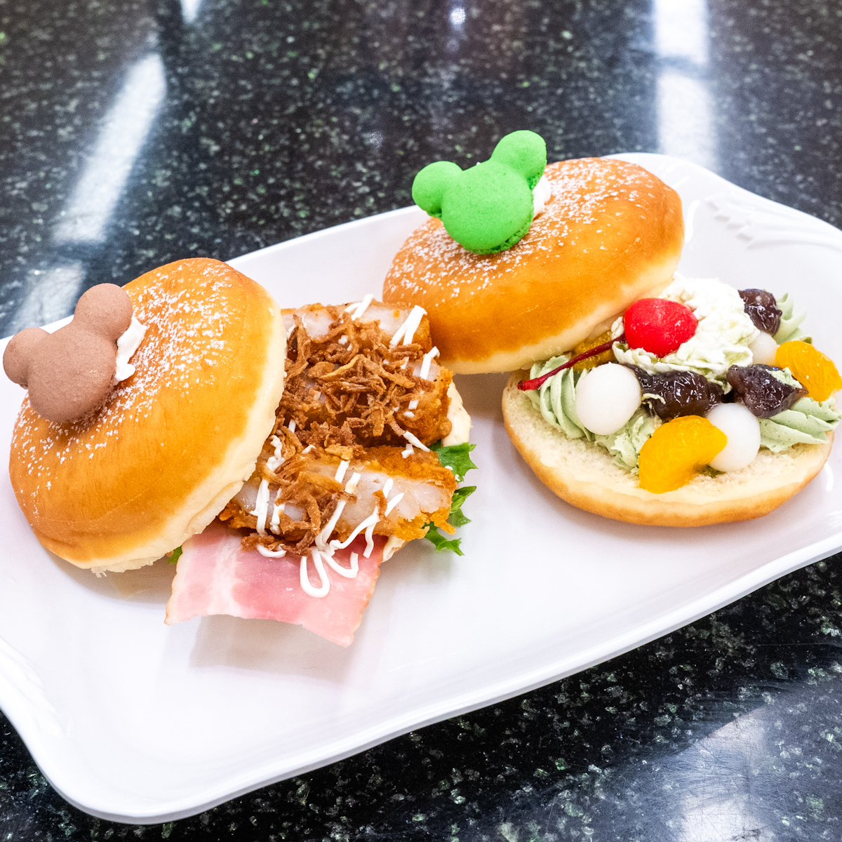 ディズニーアンバサダーホテル「チックタック・ダイナー」ドーナツサンド　お食事系　スウィーツ系