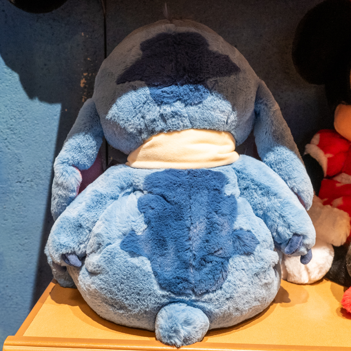 東京ディズニーランド「スティッチ」ぬいぐるみマフ　うしろ