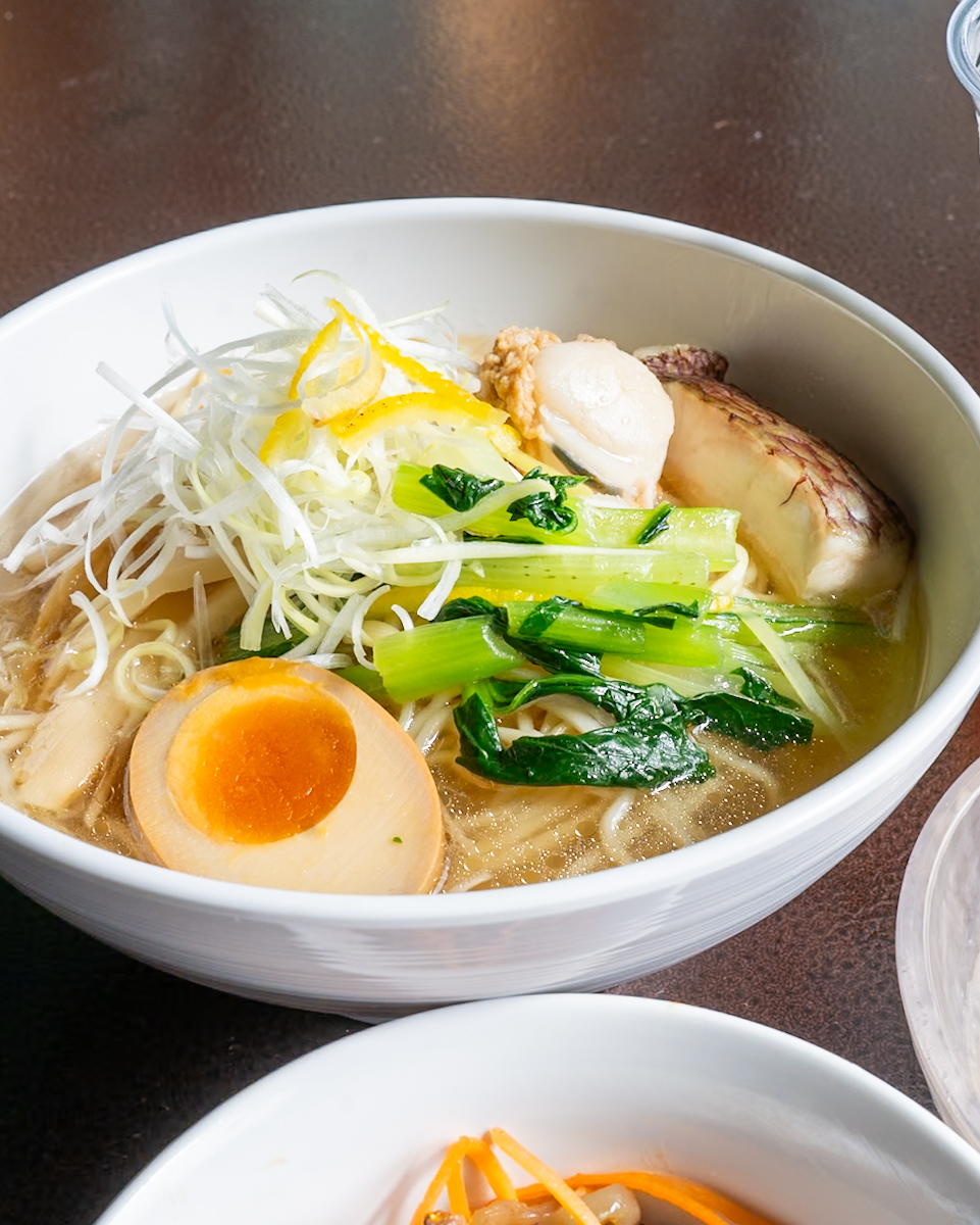 柚子風味のさっぱりとしたスープ麺に、煮卵や真鯛、ホタテなどトッピングした