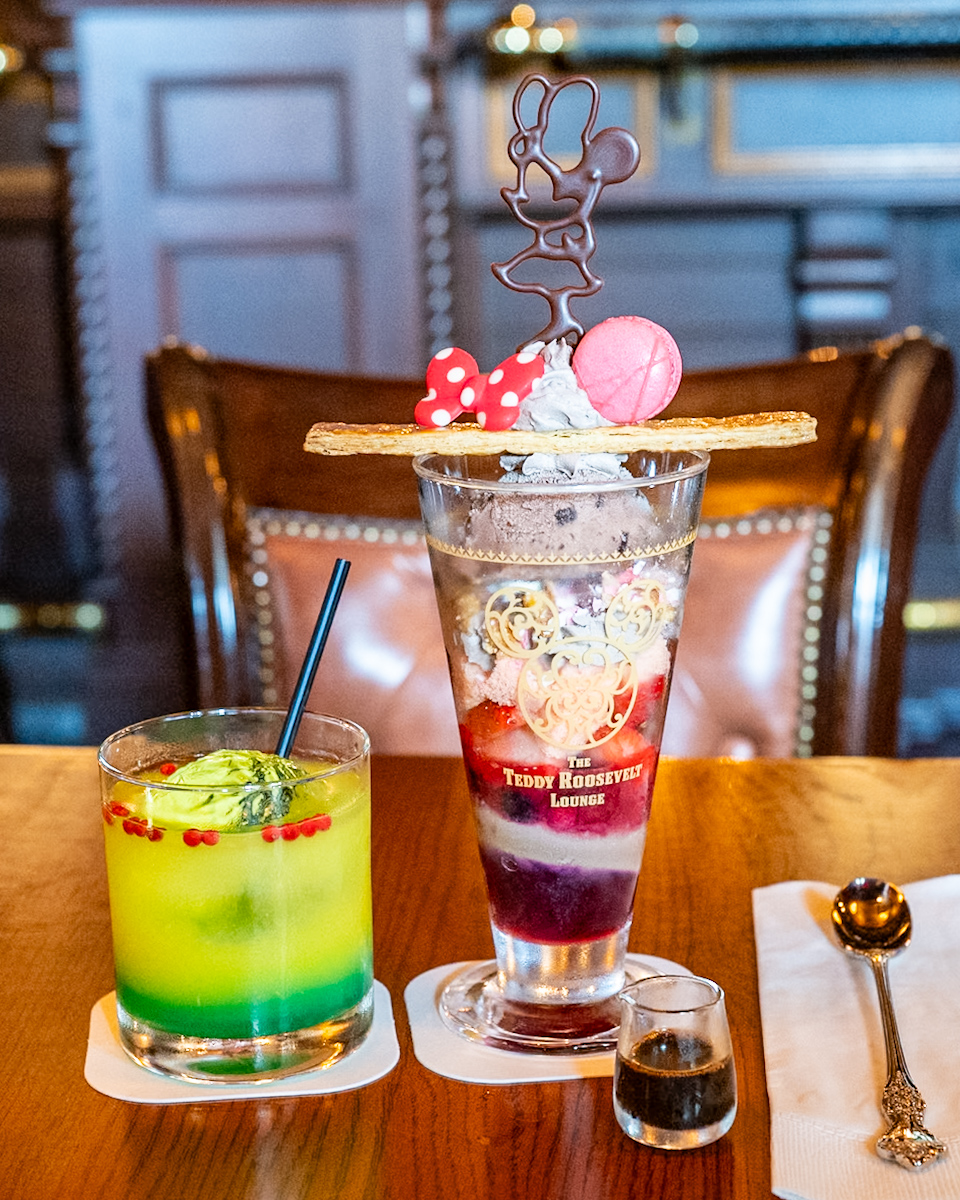 ミニーモチーフのパフェも！東京ディズニーシー「テディ・ルーズヴェルト・ラウンジ」オリジナルパフェ（チョコ＆ベリー）＆カクテル1