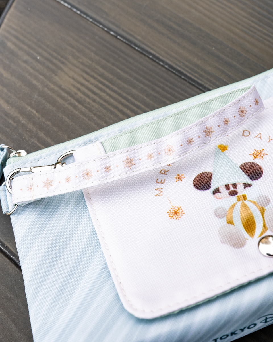 東京ディズニーリゾート“ディズニー・クリスマス2025”スーベニアおてふきキャリー ストラップ