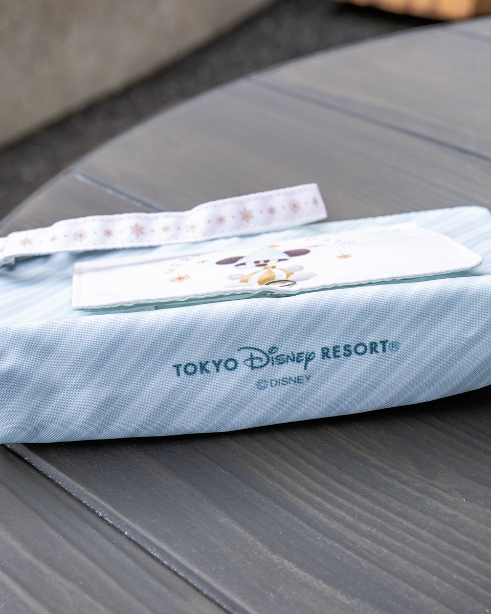 東京ディズニーリゾート“ディズニー・クリスマス2025”スーベニアおてふきキャリー 底面