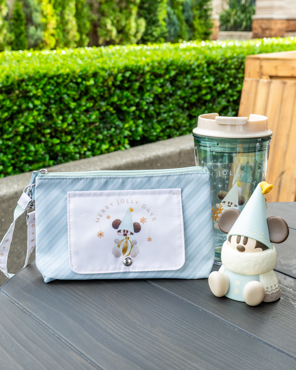 東京ディズニーリゾート“ディズニー・クリスマス2025”スーベニアおてふきキャリー1