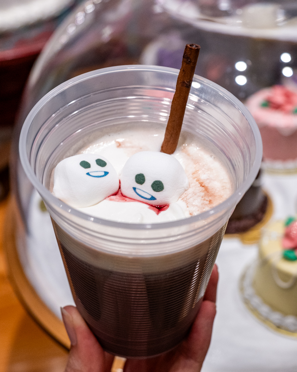 東京ディズニーシー「アレンデールロイヤルバンケット」スノーギースのホットチョコレート(リンゴンベリー&ホイップ)