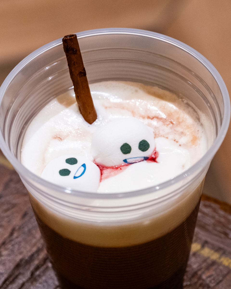 東京ディズニーシー「アレンデールロイヤルバンケット」スノーギースのホットチョコレート(リンゴンベリー&ホイップ)スノーギース