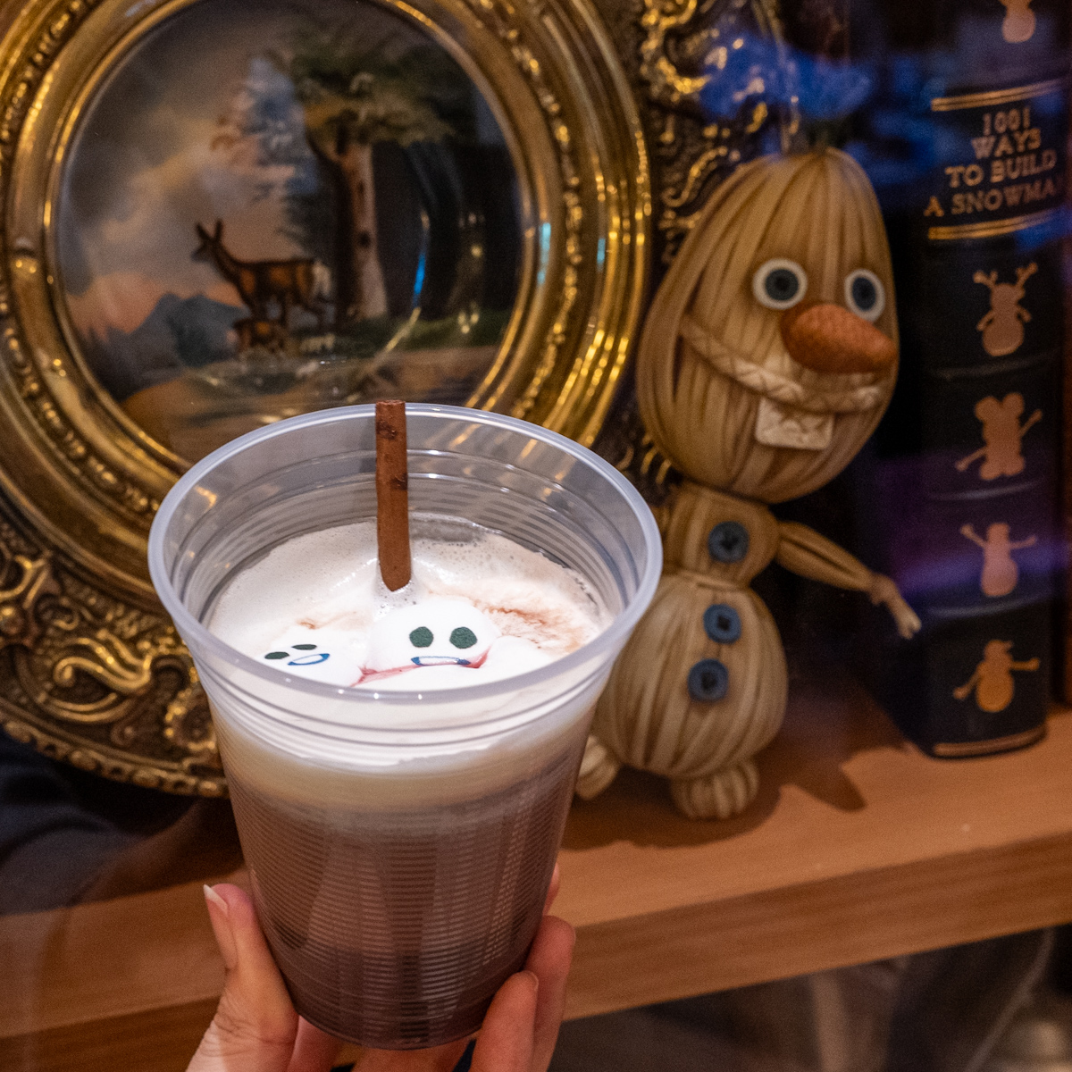 東京ディズニーシー「アレンデールロイヤルバンケット」スノーギースのホットチョコレート(リンゴンベリー&ホイップ)スノーギースとオラフ