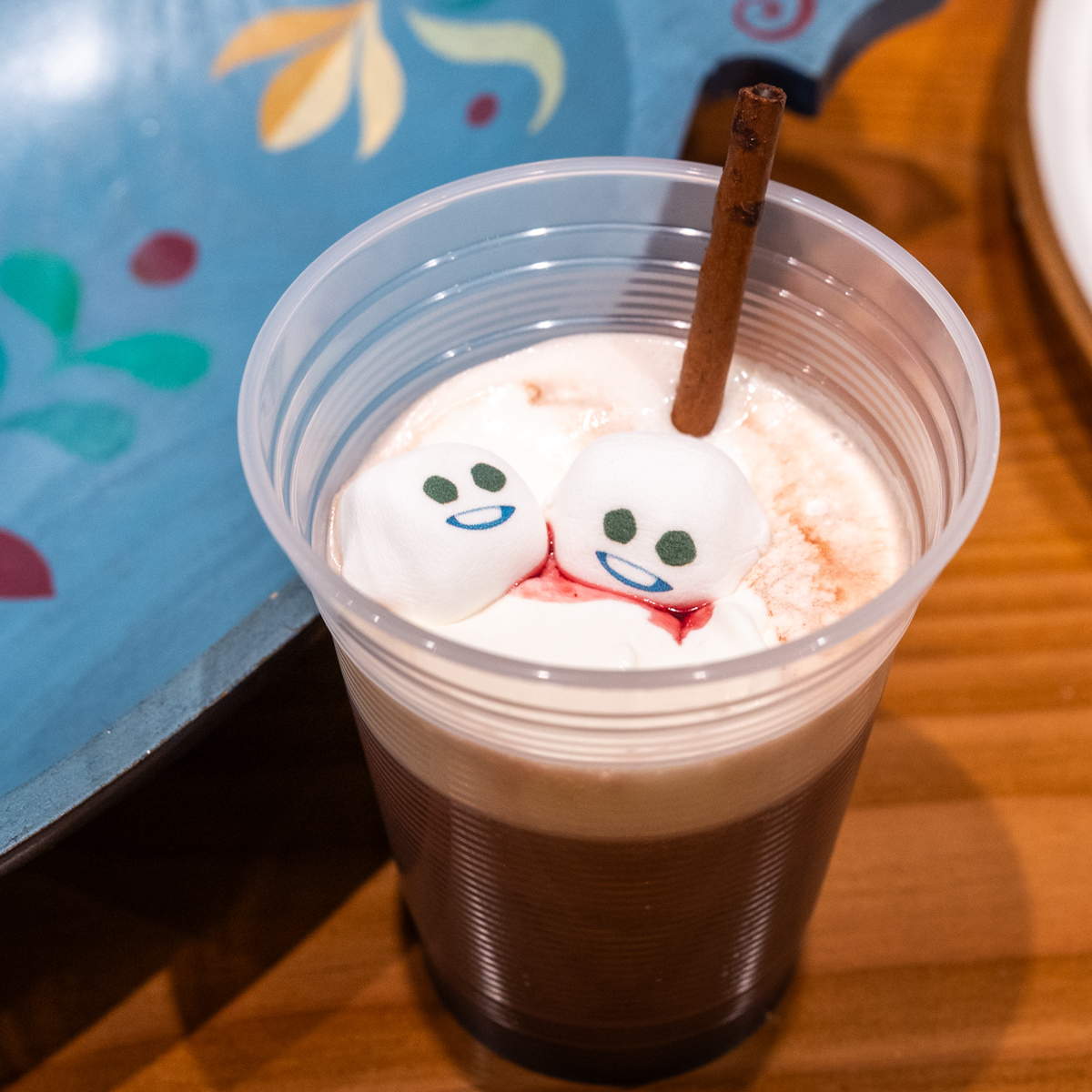 東京ディズニーシー「アレンデールロイヤルバンケット」スノーギースのホットチョコレート(リンゴンベリー&ホイップ)1