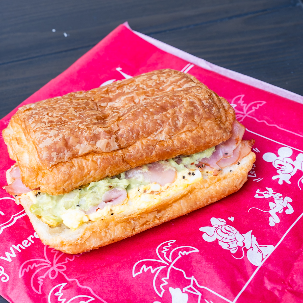 東京ディズニーシー「ハドソンリバー・ハーベスト」ホットデニッシュサンド(エッグ、生ハム、アボカド)