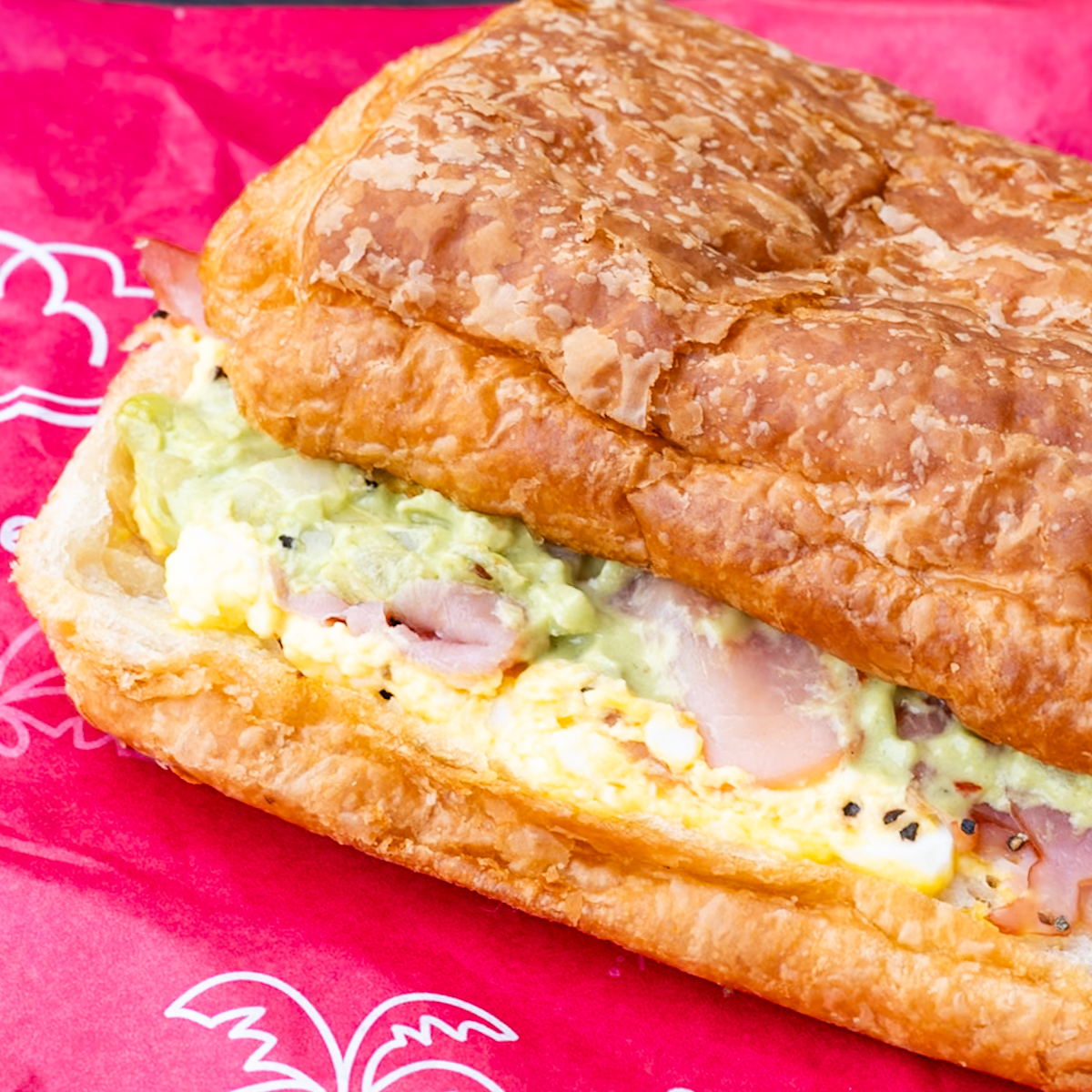 東京ディズニーシー「ハドソンリバー・ハーベスト」ホットデニッシュサンド(エッグ、生ハム、アボカド)1