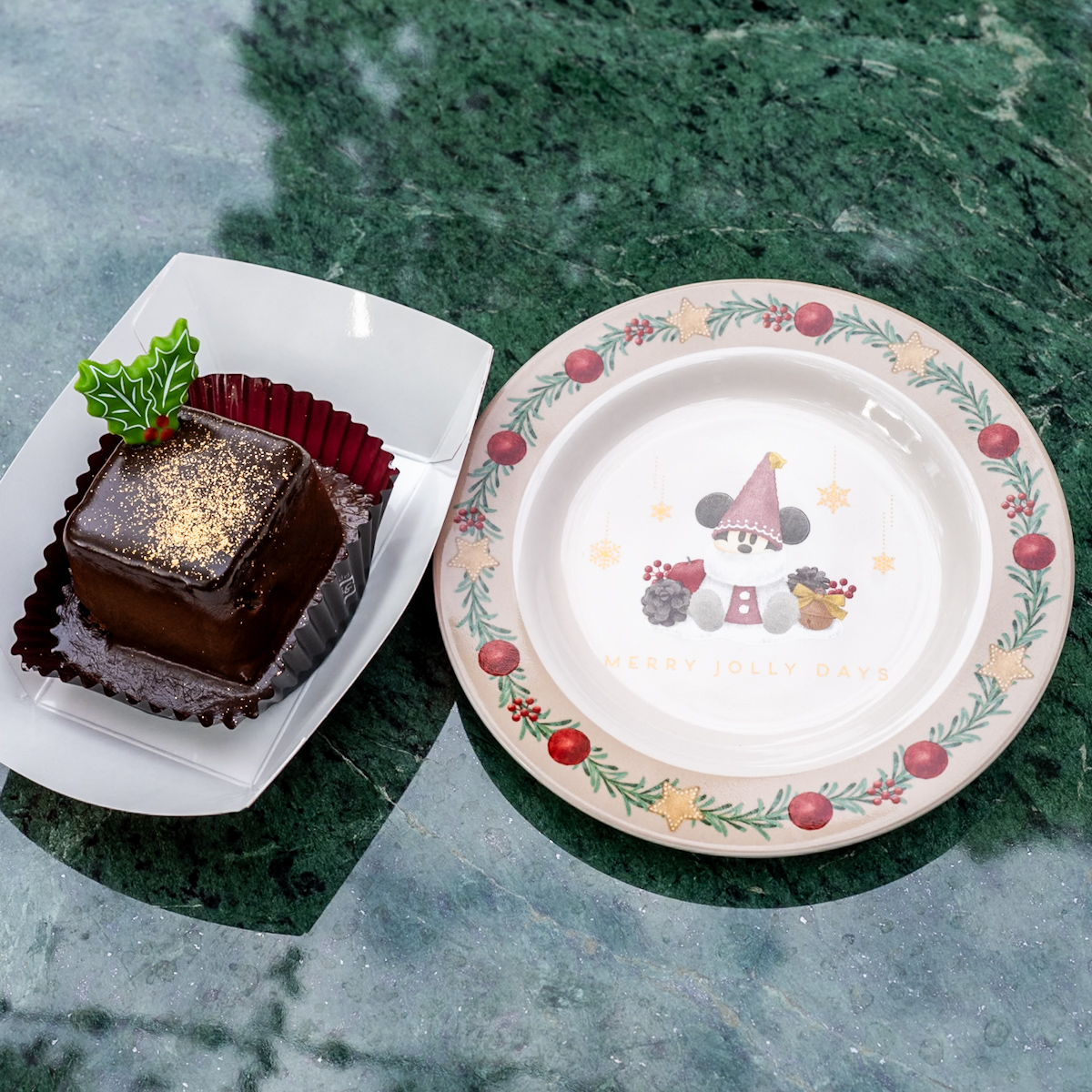 東京ディズニーリゾート“ディズニー・クリスマス2025”チョコレートケーキ(ナッツ入り)、スーベニアプレート付き（リルリンリン）