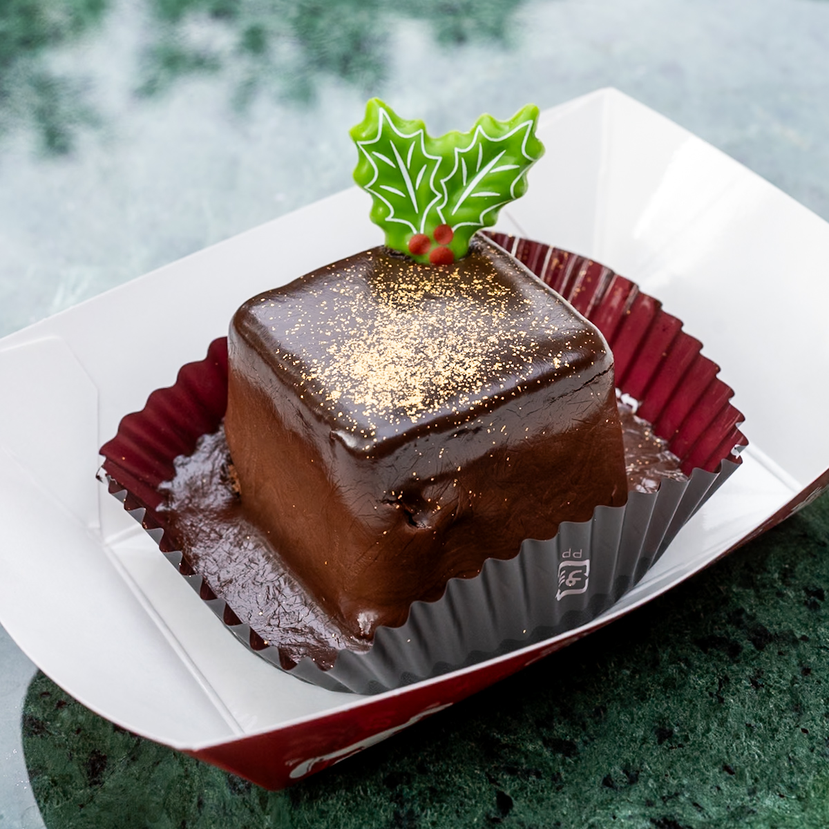 チョコレートケーキ（ナッツ入り）