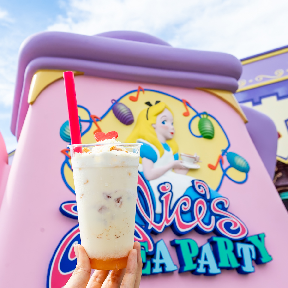 東京ディズニーランド「クイーン・オブ・ハートのバンケットホール」クイーン・オブ・ケーキドリンク（アップルパイ）アリス
