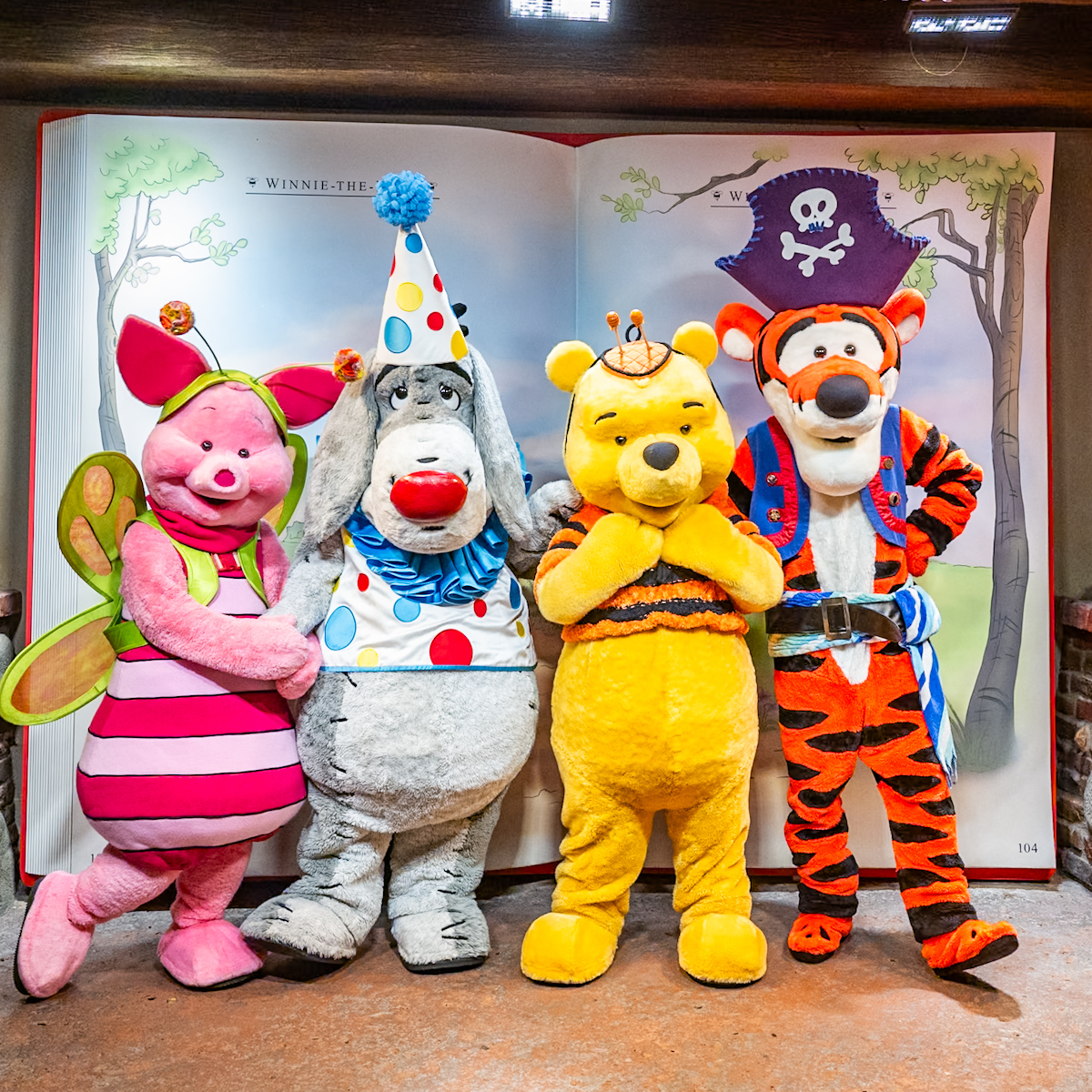 マジックキングダム・パーク「ミッキーのノット・ソー・スケアリー・ハロウィーン・パーティー」2025　プー＆フレンズグリーティング
