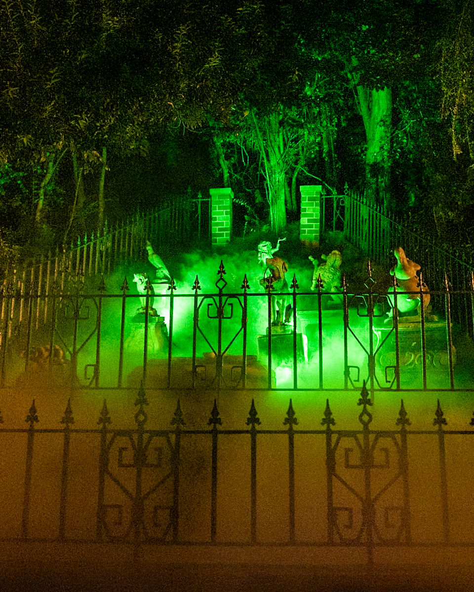 ハロウィーン気分が楽しめるアトラクション　ホーンテッドマンション