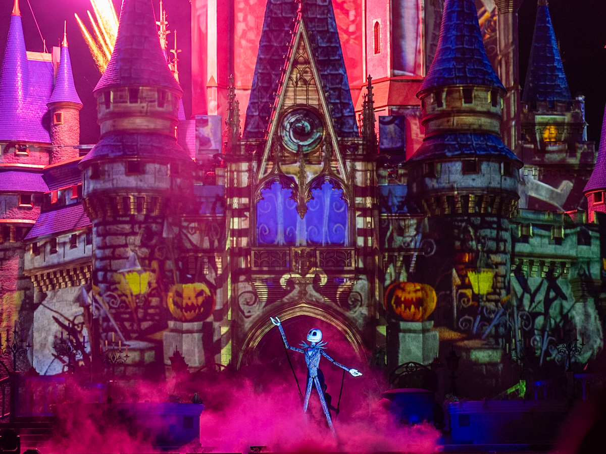 マジックキングダム・パーク「ミッキーのノット・ソー・スケアリー・ハロウィーン・パーティー」2025　花火