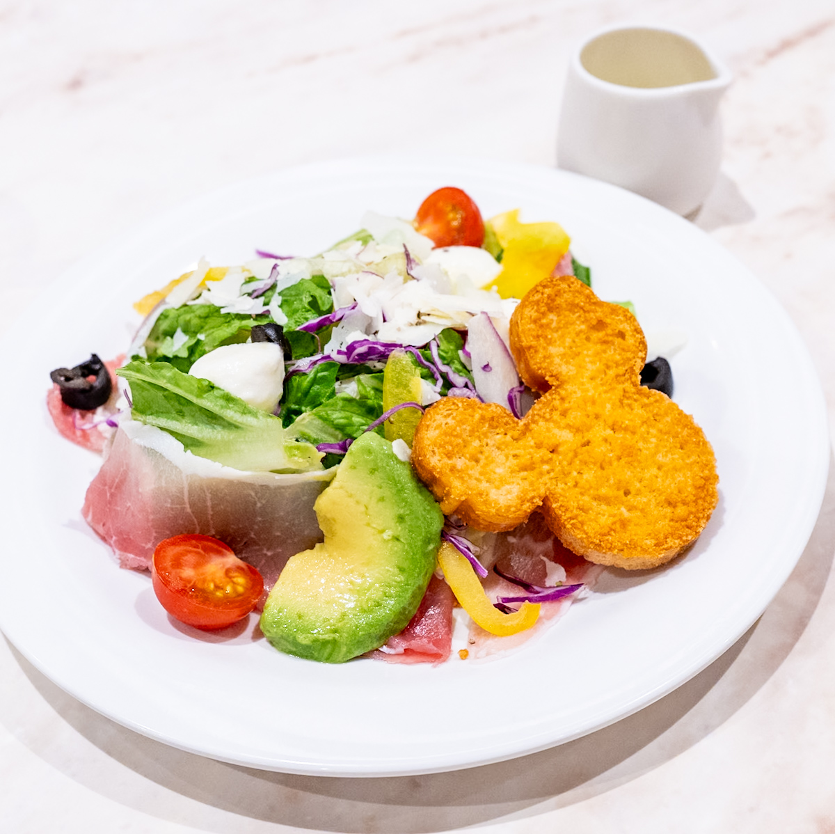 生ハムとアボカドのサラダ、クリーミーバジルドレッシング