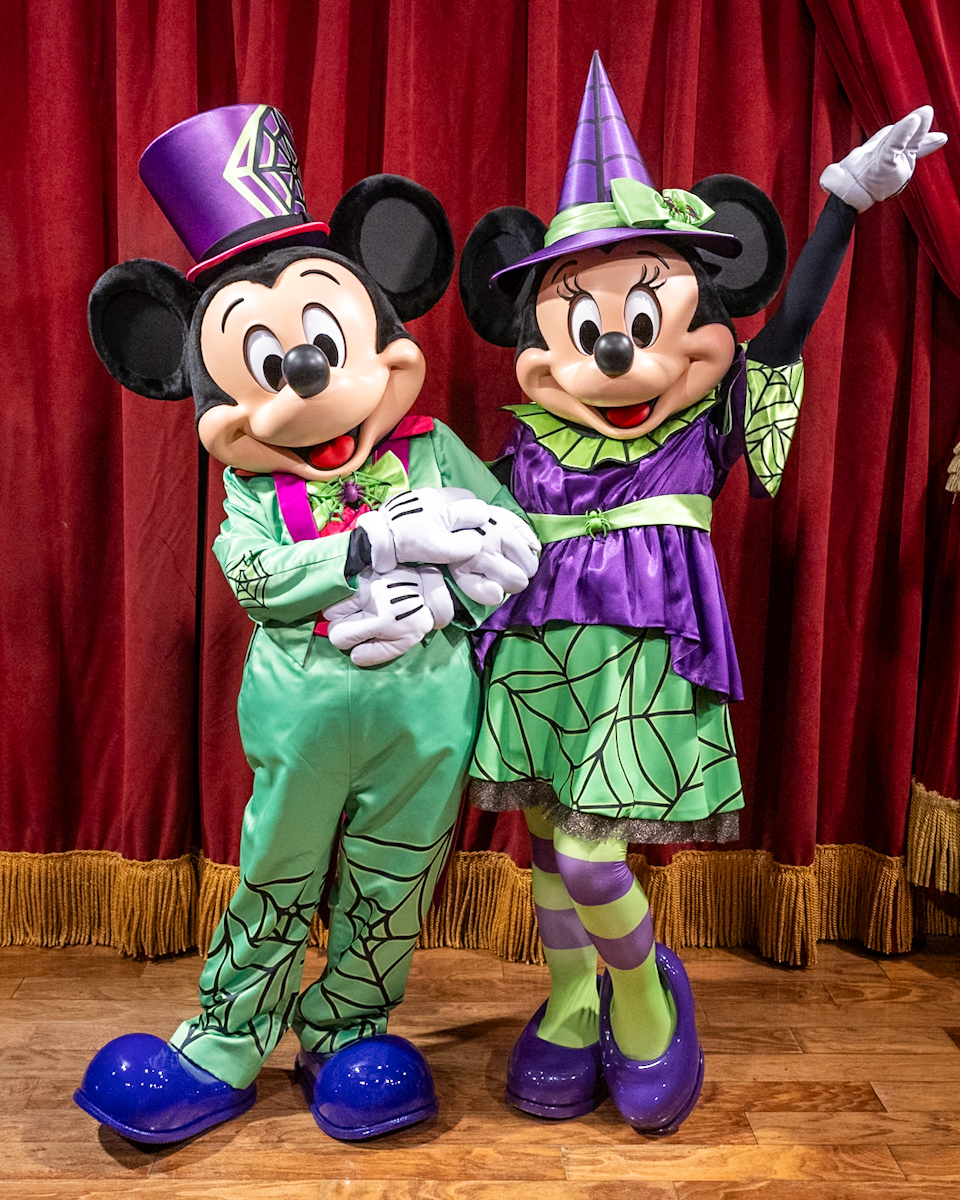 マジックキングダム・パーク「ミッキーのノット・ソー・スケアリー・ハロウィーン・パーティー」2025　ハロウィーン衣装のミッキー&ミニーグリーティング