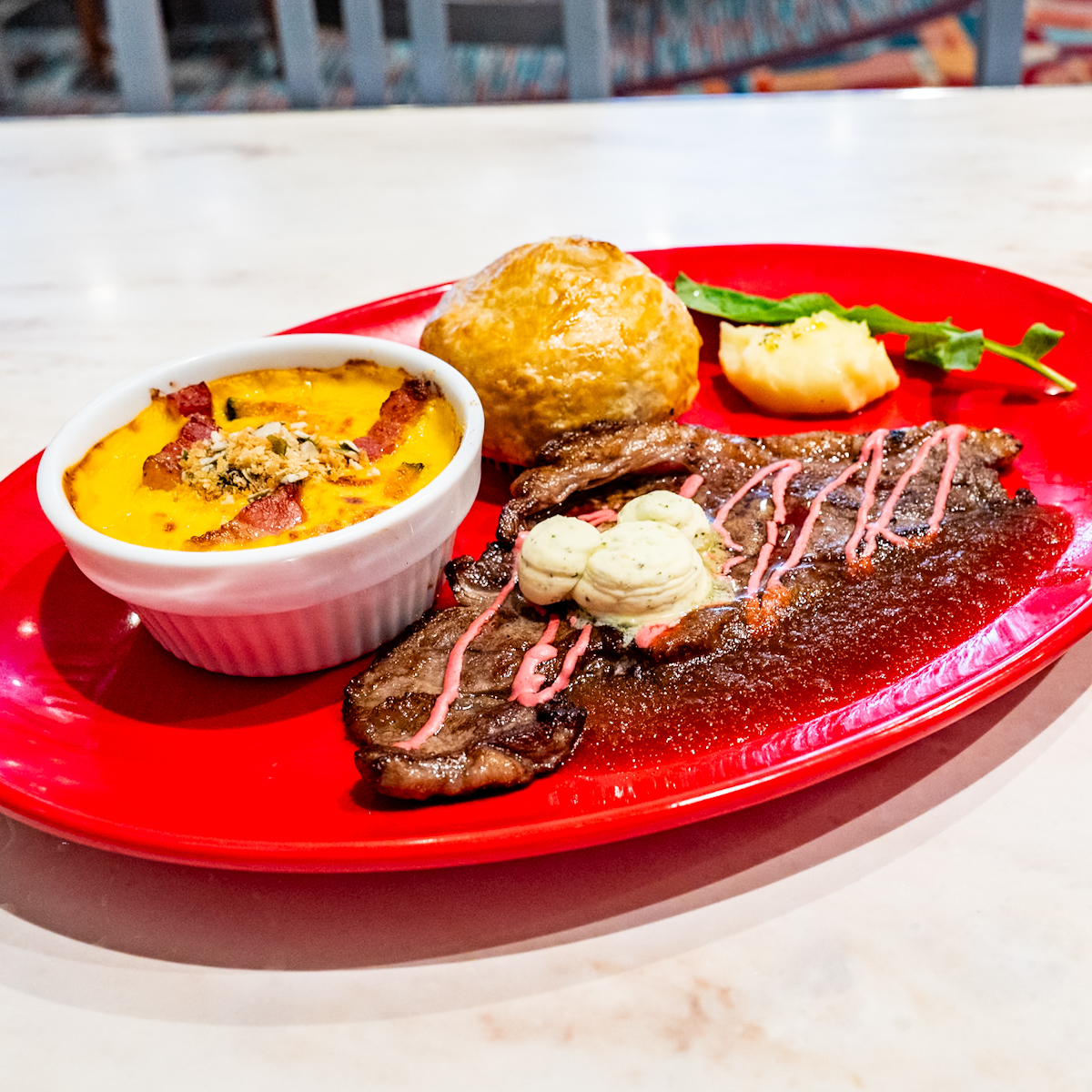 寒い季節に食べたいあたたかくボリューミーなメニュー☆東京ディズニーランド「センターストリート・コーヒーハウス」2025秋冬ステーキプレート1