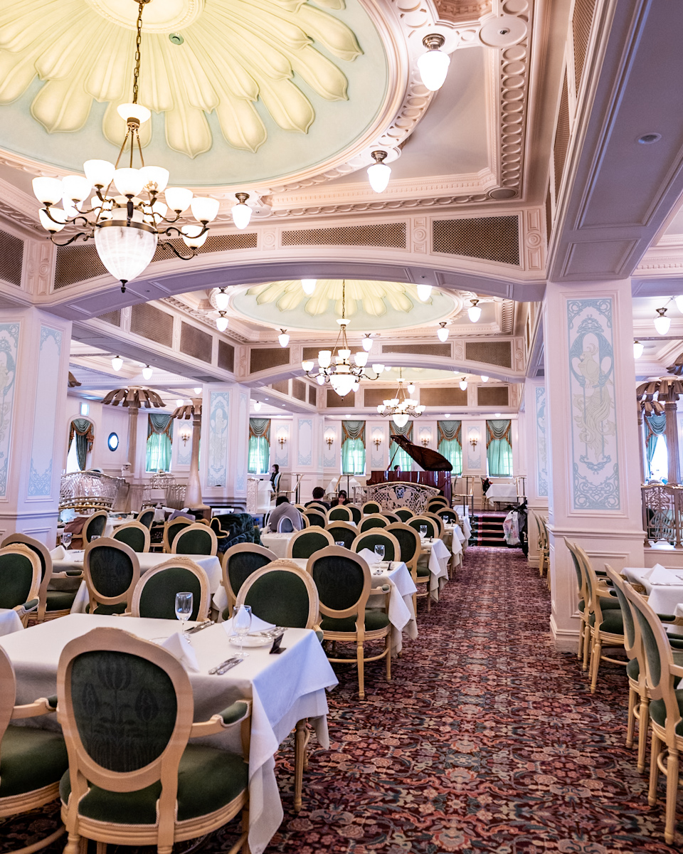 東京ディズニーシー／アメリカンウォーターフロント「S.S.コロンビア・ダイニングルーム」テーブル席
