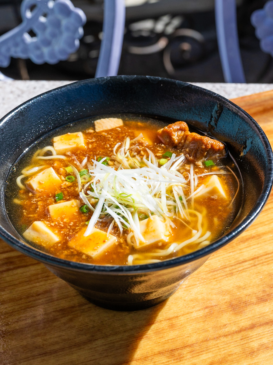 豚角煮とマーボー豆腐のあんかけ麺