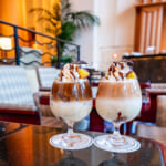「ハイピリオン・ラウンジ」さつまいものティーラテ、カフェラテ（チップ＆デールモチーフ）