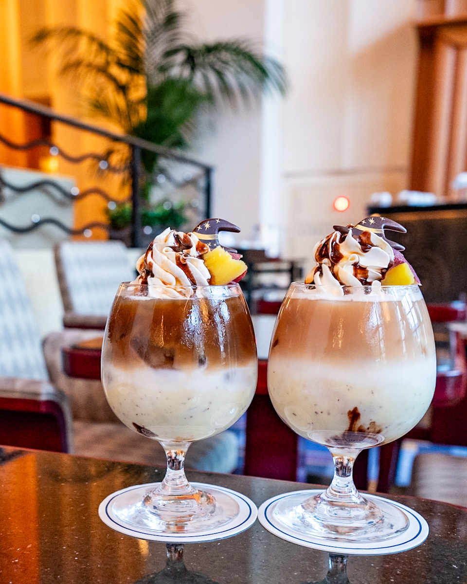 「ハイピリオン・ラウンジ」さつまいものティーラテ、カフェラテ（チップ＆デールモチーフ）1