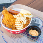 コンボ・プレート（フライドチキン、骨付きソーセージ、フライドポテト、チーズソース）