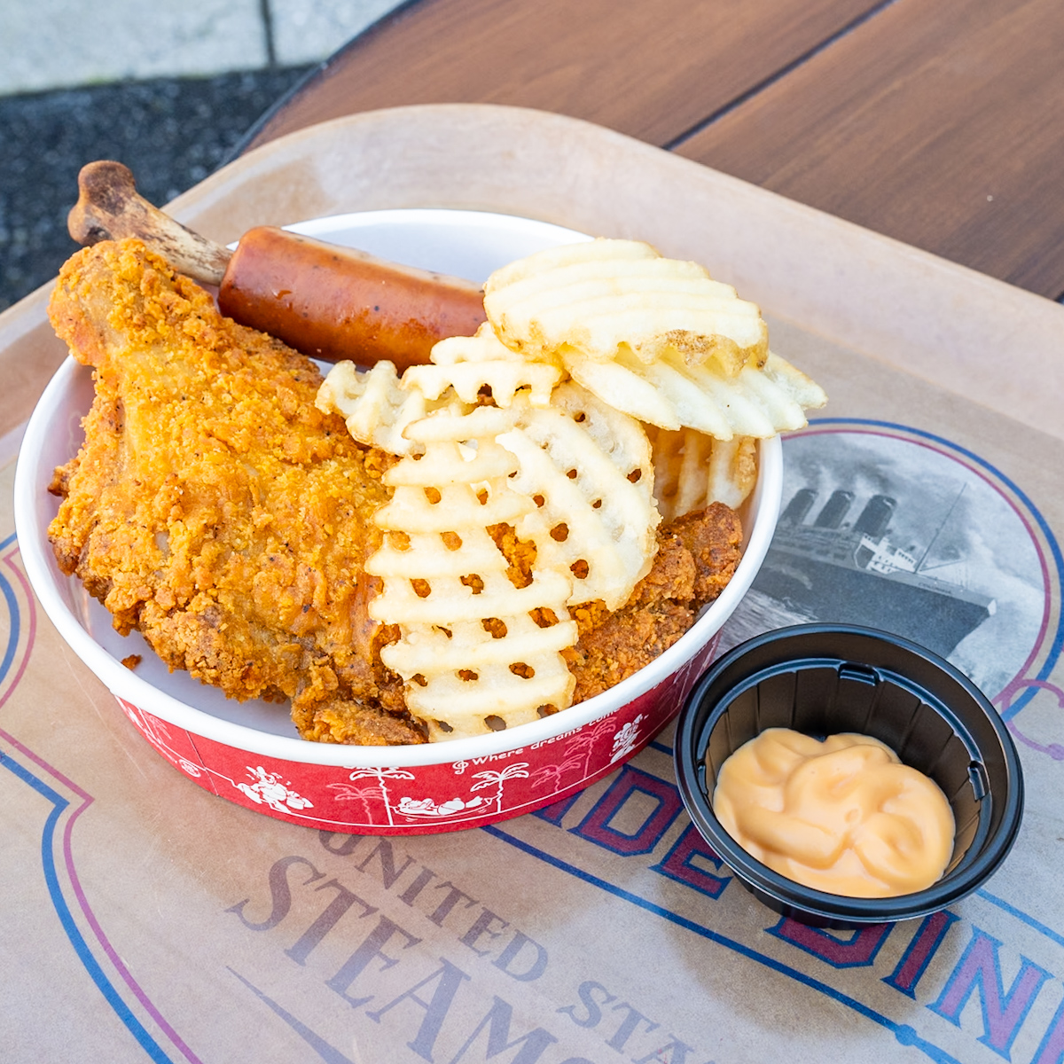 コンボ・プレート(フライドチキン、骨付きソーセージ、フライドポテト、チーズソース)